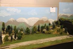 070_train_show94