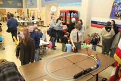 090_train_show102